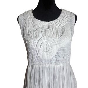 Elegant White Sleeveless Dress